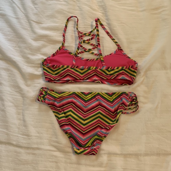 Zig zag pattern bathing suit - Picture 2 of 4